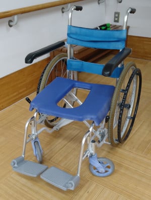 車いすタイプのシャワーチェア