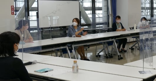 写真：新人女性職員と会長との懇談会