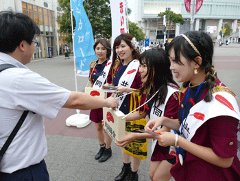 馬車道発横浜アイドル「ポニカロード」が共同募金の街頭募金活動をしている写真