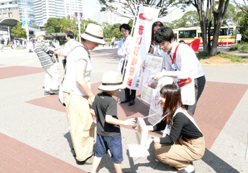 社協職員が共同募金の街頭募金活動をしている写真