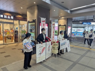 JR桜木町駅構内にて募金の呼びかけやパネルによる限定募金グッズのPRしている写真