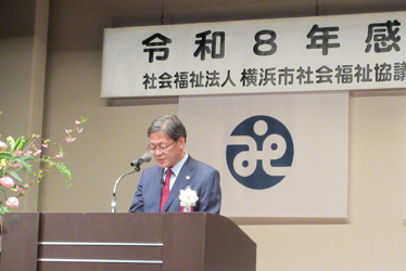 内嶋センター長が壇上で話している写真