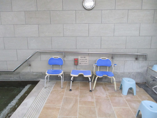 浴室内に置いてあるシャワーチェアの写真